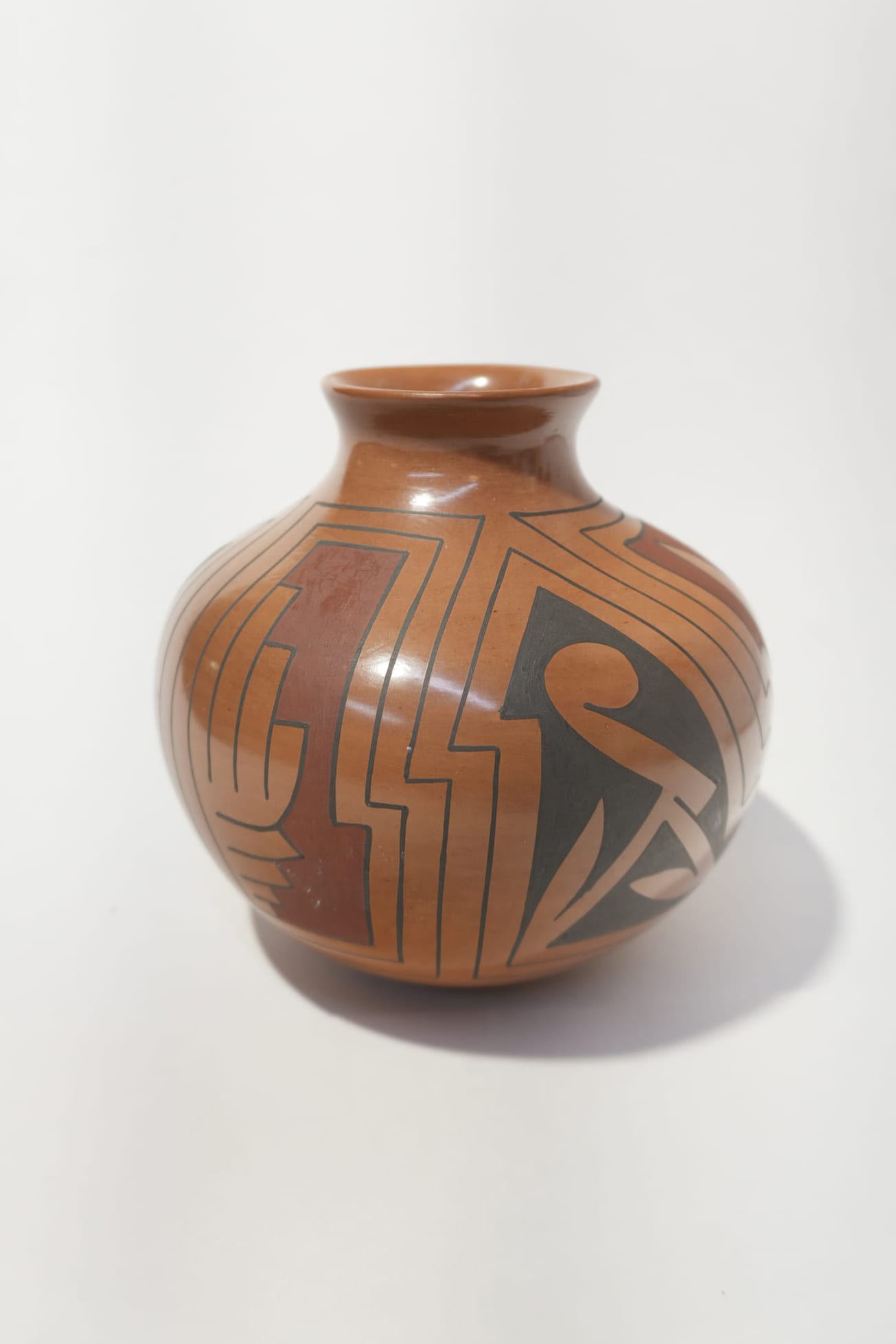 Signed "Arminda Silveira" Mata Ortiz Pottery Olla Vase, pottery